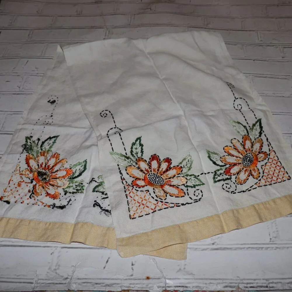 🌼 Vintage Embroidered Table Runner · 15